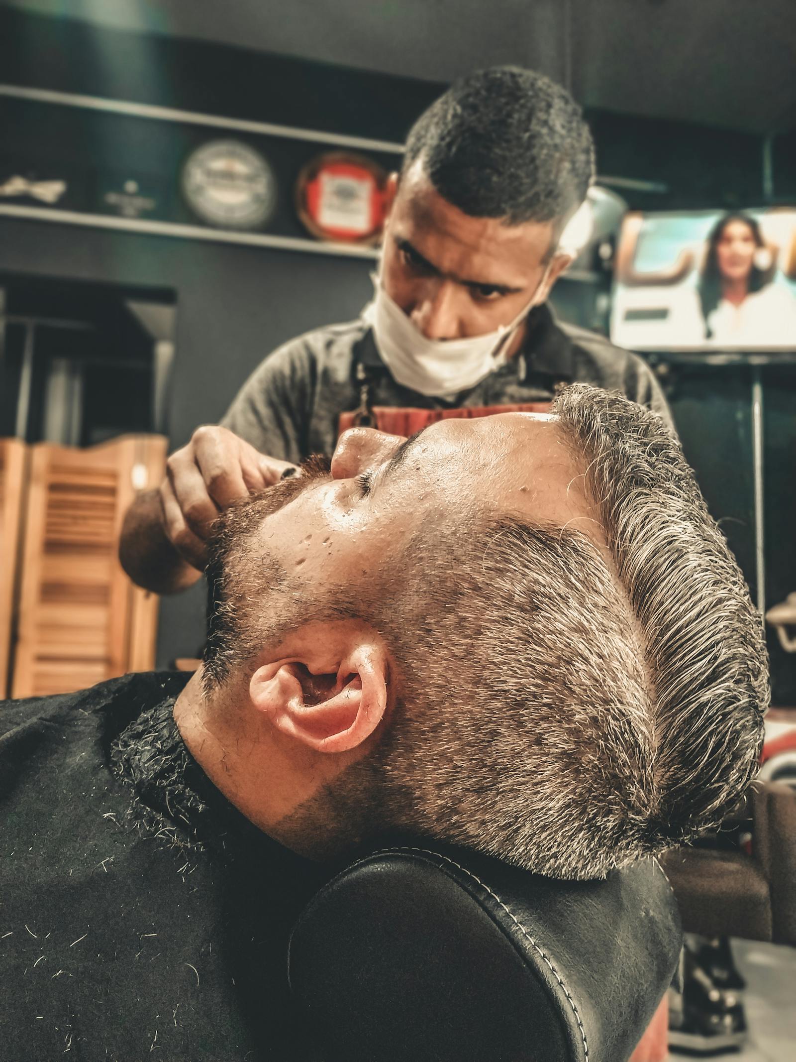 Rasoir et mousse chaude — le rituel du barbier